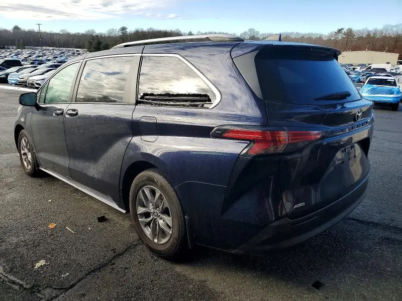 2022 TOYOTA SIENNA LE 8-PASSENGER  