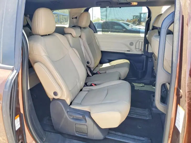 2022 TOYOTA SIENNA XLE  