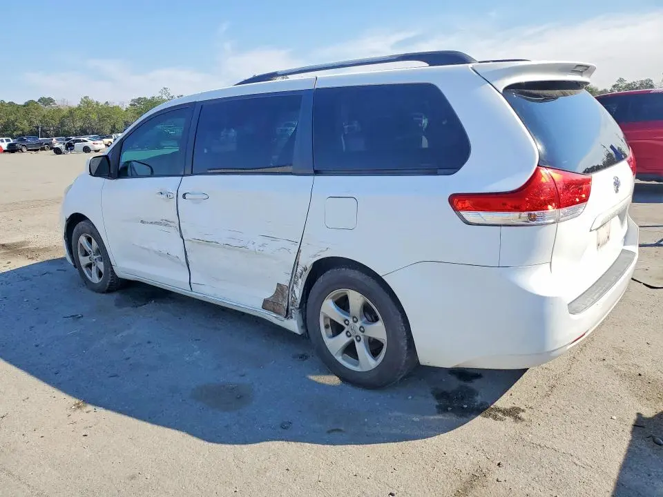 2011 TOYOTA SIENNA LE 8-PASSENGER  