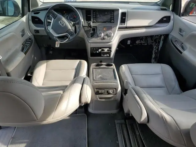 2020 TOYOTA SIENNA XLE