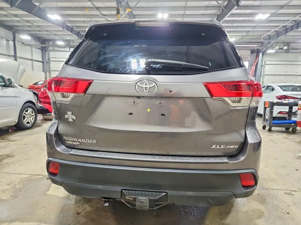 2018 TOYOTA HIGHLANDER SE  
