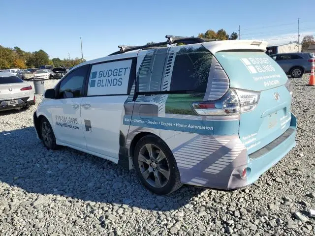 2016 TOYOTA SIENNA SE  