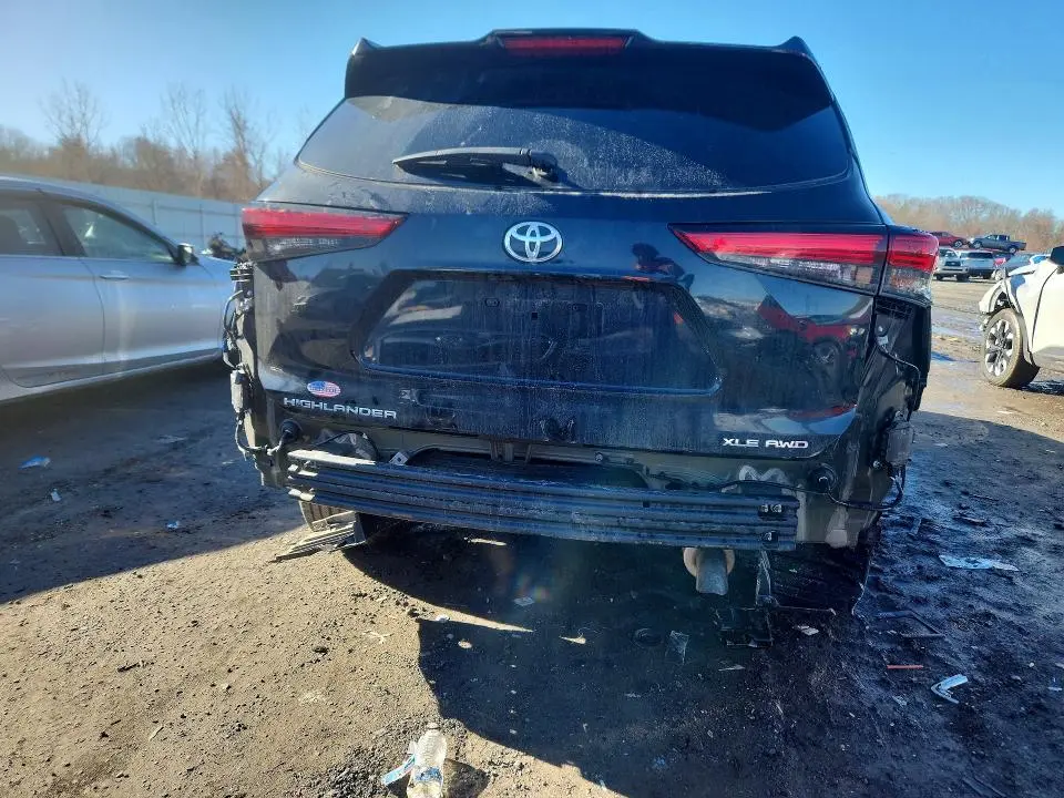 2023 TOYOTA HIGHLANDER XLE  