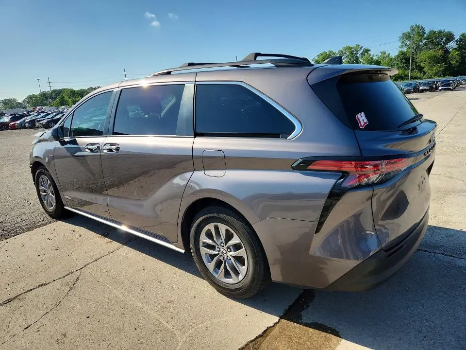2021 TOYOTA SIENNA XLE  
