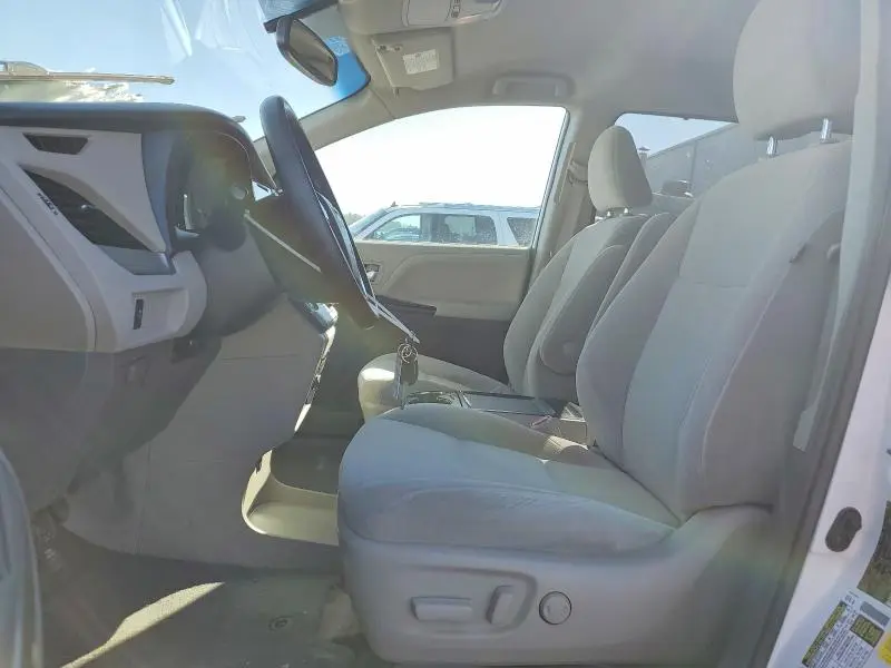 2017 TOYOTA SIENNA LE  