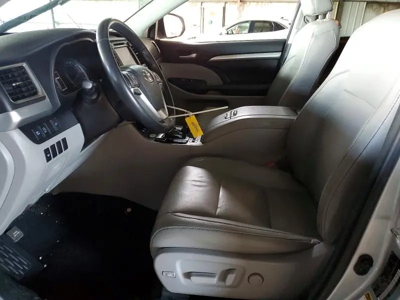 2017 TOYOTA HIGHLANDER SE  