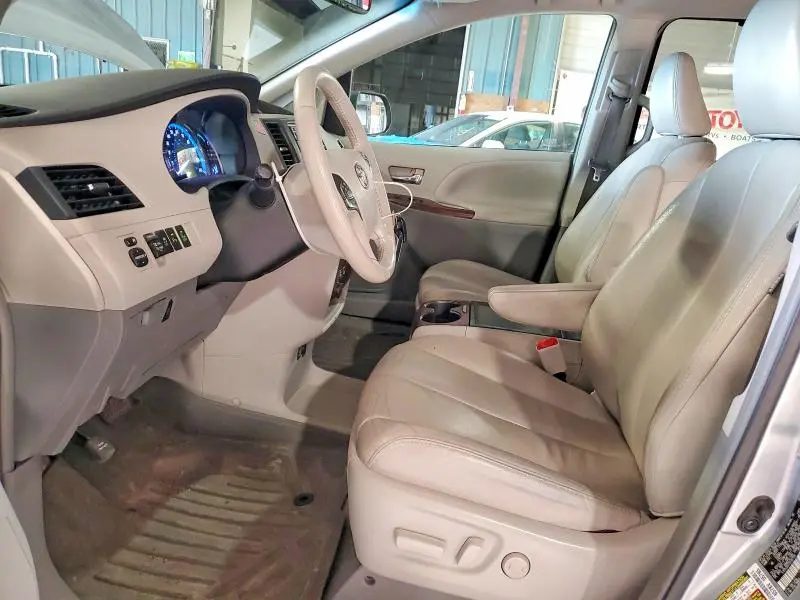 2013 TOYOTA SIENNA XLE  