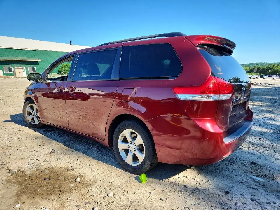 2013 TOYOTA SIENNA LE  