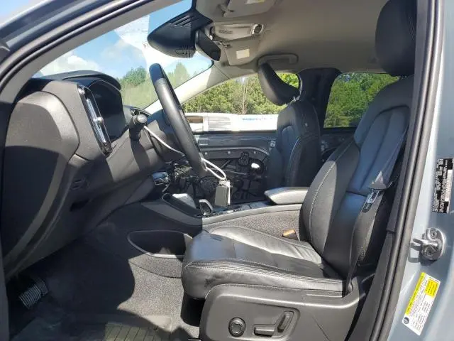 2022 VOLVO XC40 T4 MOMENTUM  