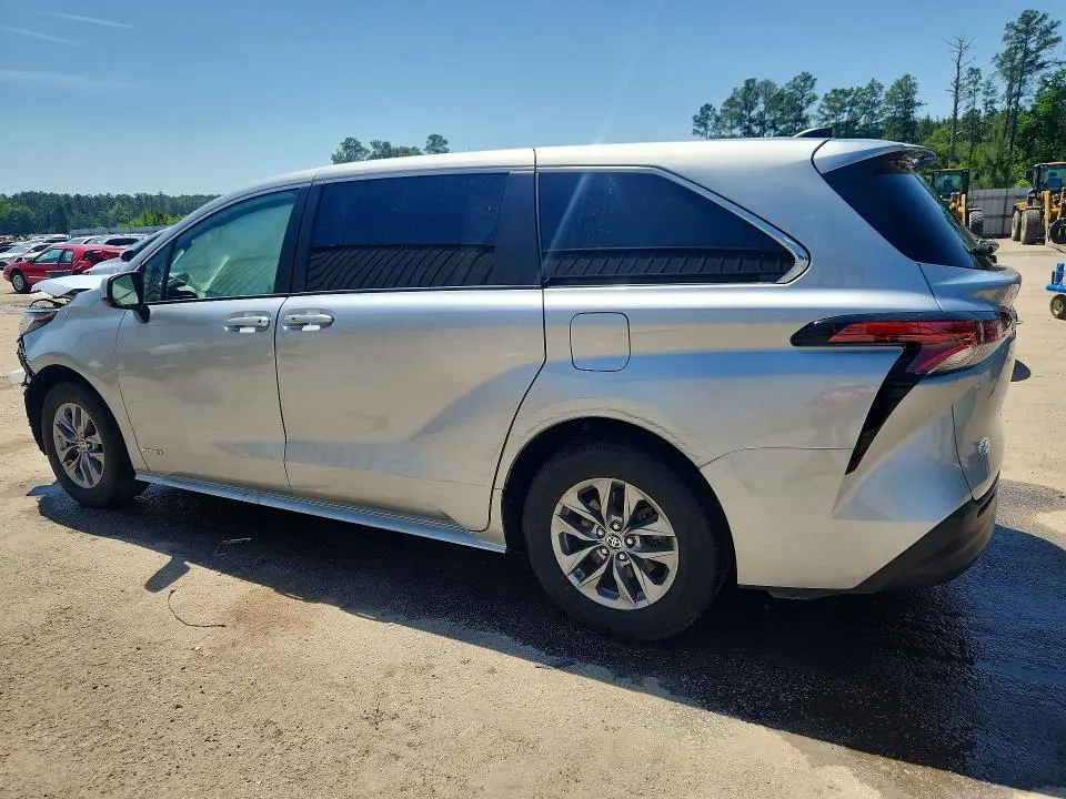 2021 TOYOTA SIENNA LE  