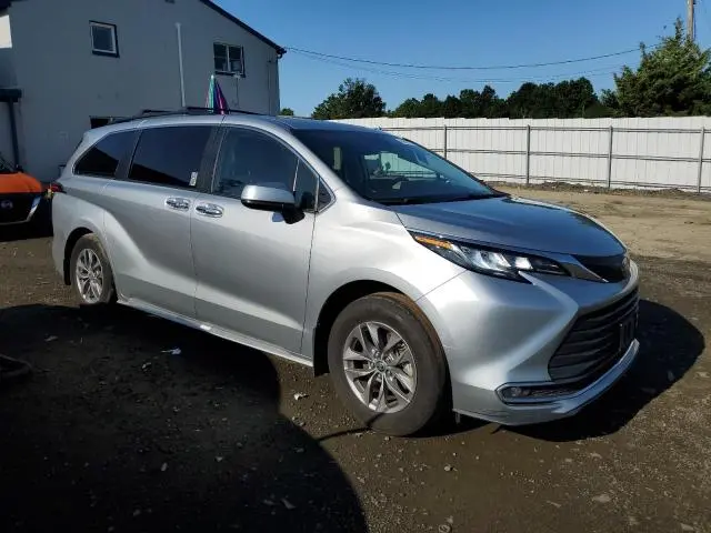 2022 TOYOTA SIENNA XLE  