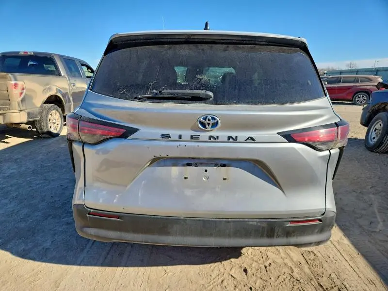 2022 TOYOTA SIENNA LE  