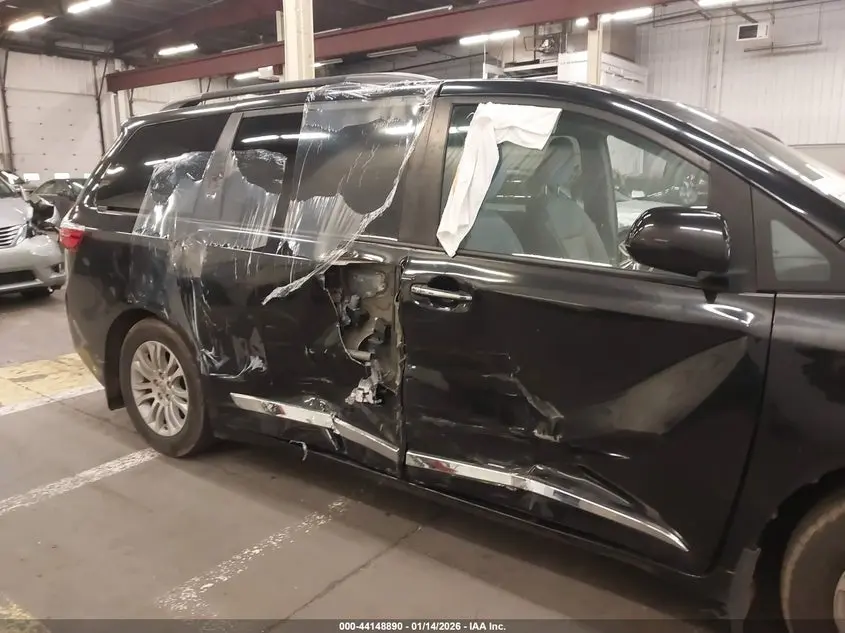 2016 TOYOTA SIENNA XLE 8 PASSENGER