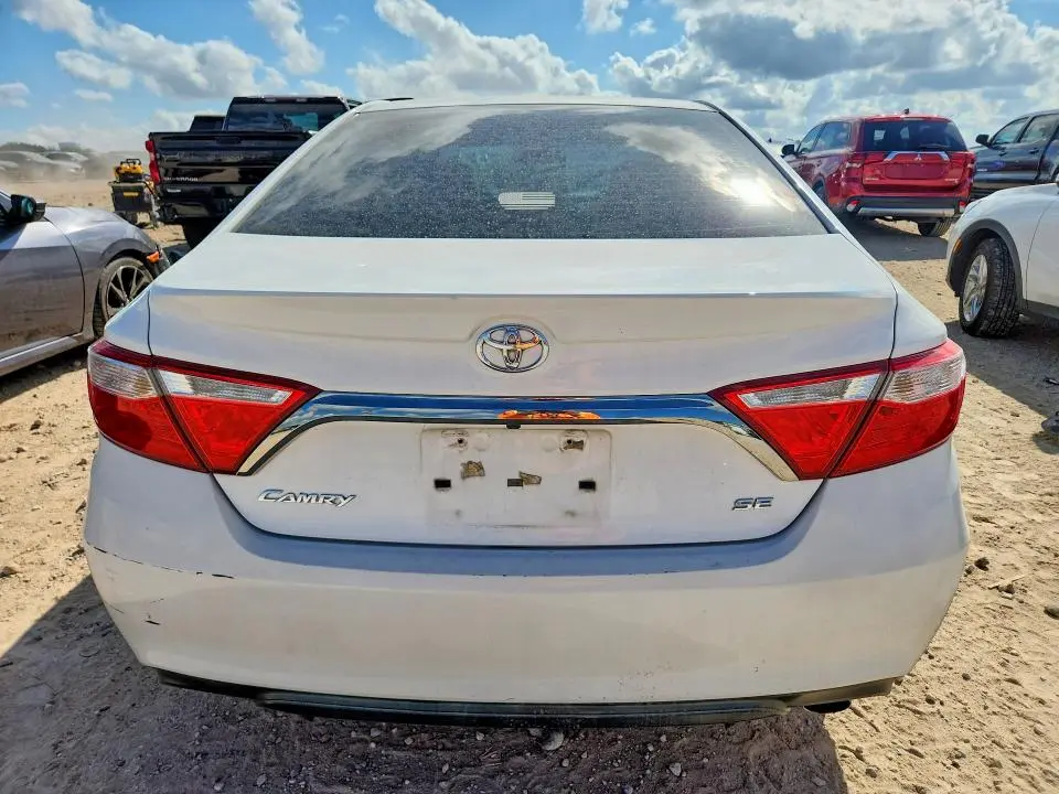 2015 TOYOTA CAMRY SE  