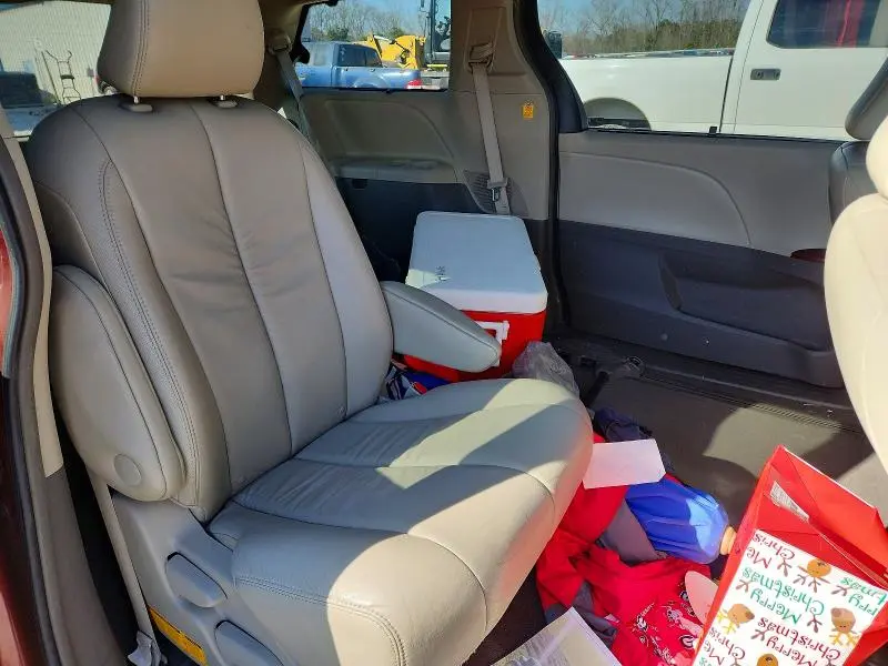 2011 TOYOTA SIENNA XLE  