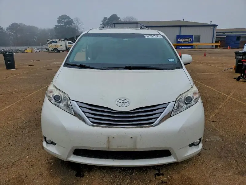 2017 TOYOTA SIENNA XLE  