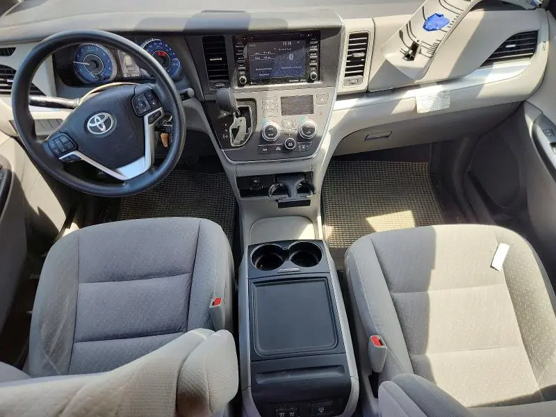 2018 TOYOTA SIENNA LE  