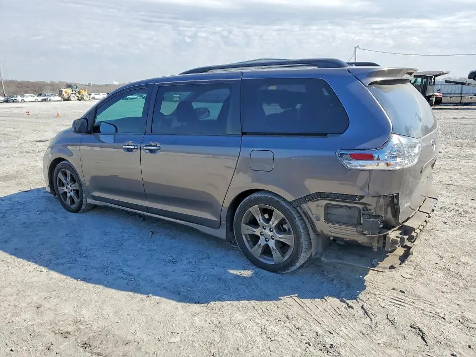 2017 TOYOTA SIENNA SE  