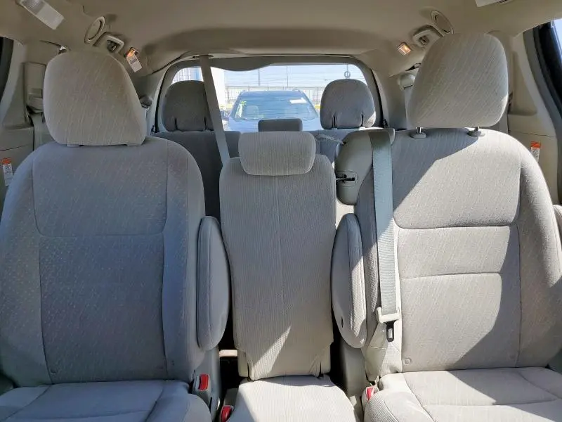 2017 TOYOTA SIENNA LE  