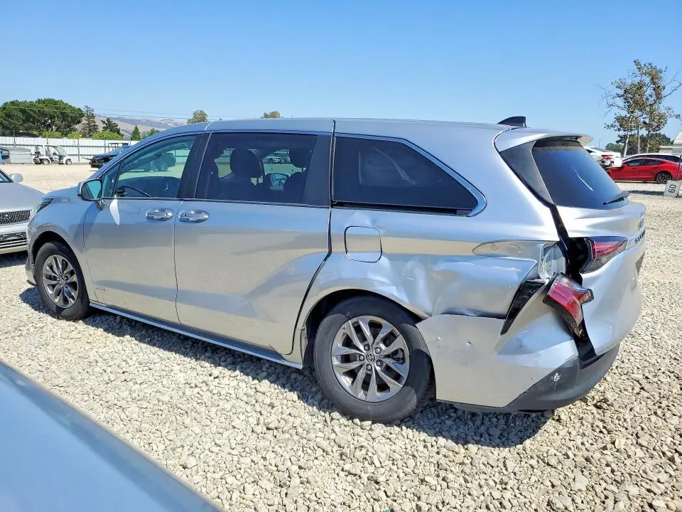 2021 TOYOTA SIENNA LE  