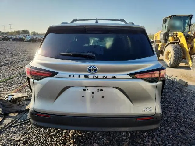 2022 TOYOTA SIENNA XLE  