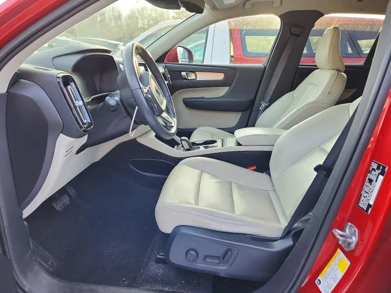 2019 VOLVO XC40 T4 MOMENTUM  