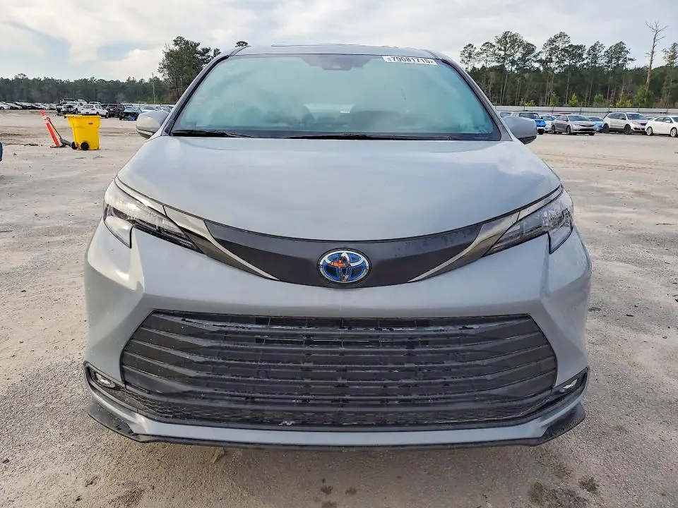 2024 TOYOTA SIENNA WOODLAND EDITION  