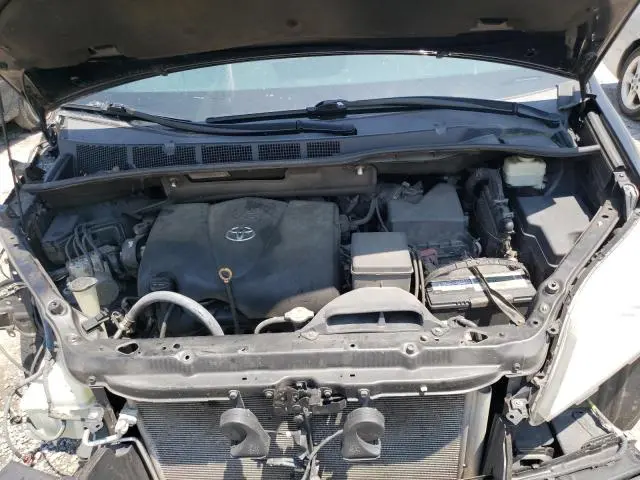 2017 TOYOTA SIENNA LE  