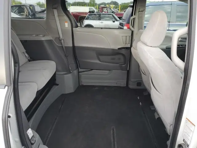 2019 TOYOTA SIENNA LE  
