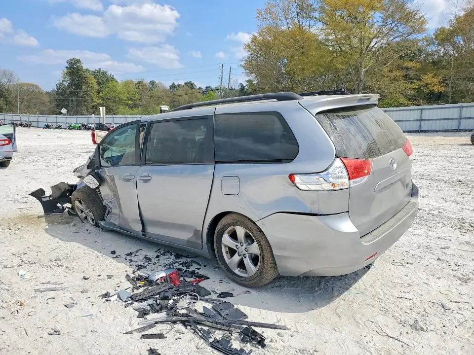 2013 TOYOTA SIENNA LE 8-PASSENGER  