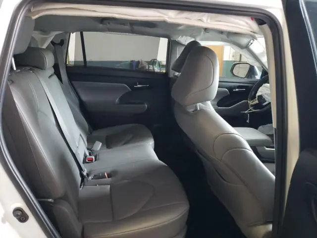 2022 TOYOTA HIGHLANDER XLE  