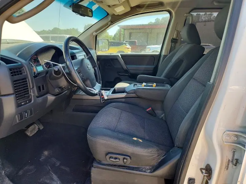 2011 NISSAN TITAN SV  