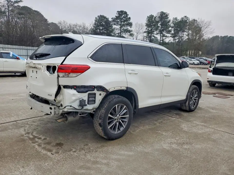 2019 TOYOTA HIGHLANDER SE  