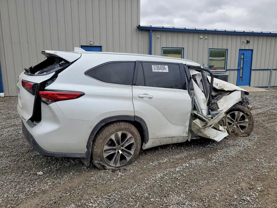 2022 TOYOTA HIGHLANDER XLE  