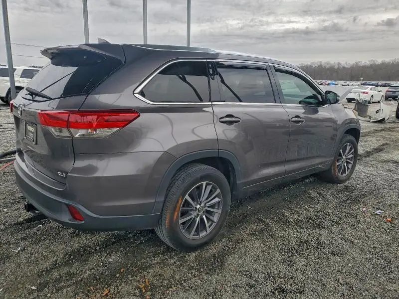 2017 TOYOTA HIGHLANDER SE  