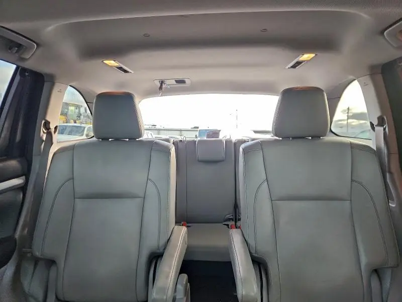 2017 TOYOTA HIGHLANDER SE  