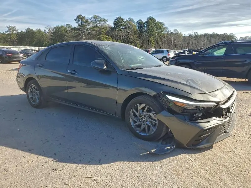 2024 HYUNDAI ELANTRA SE  