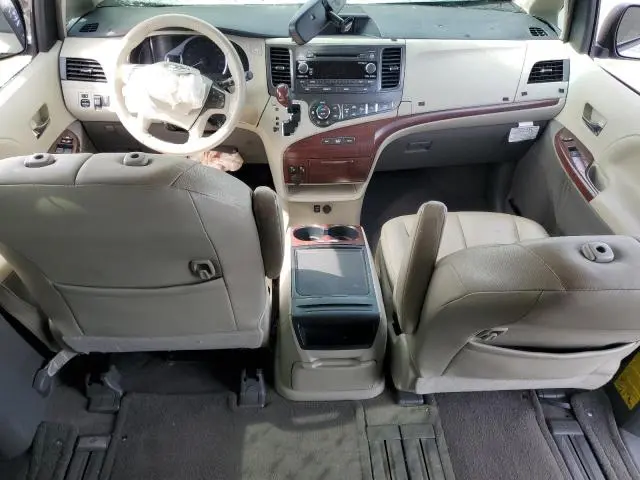 2013 TOYOTA SIENNA XLE  