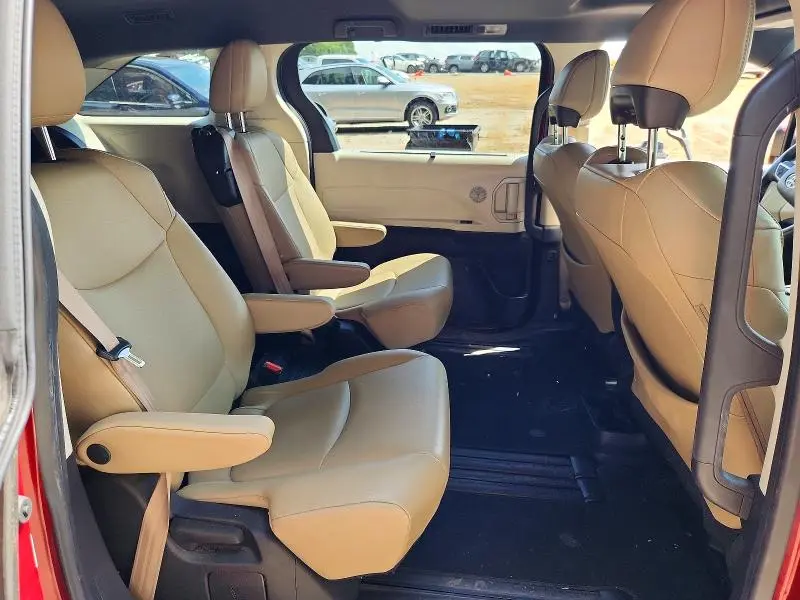 2021 TOYOTA SIENNA XLE  
