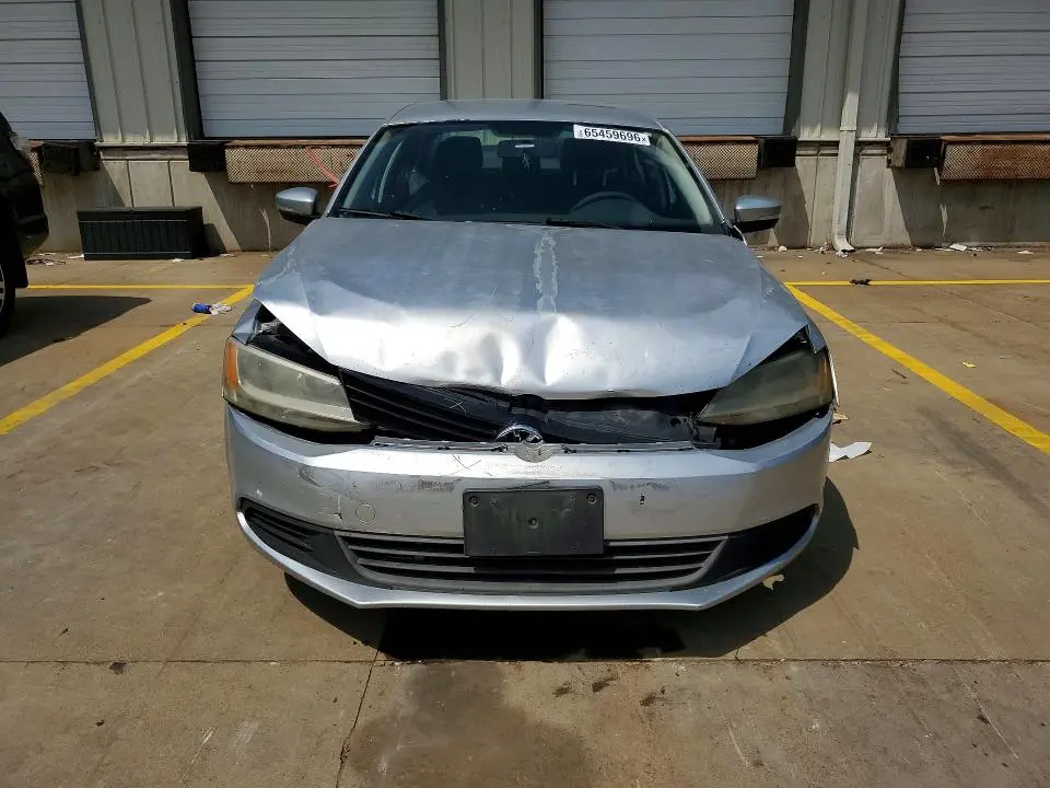 2011 VOLKSWAGEN JETTA SE  