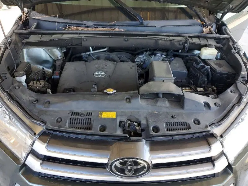 2017 TOYOTA HIGHLANDER SE  