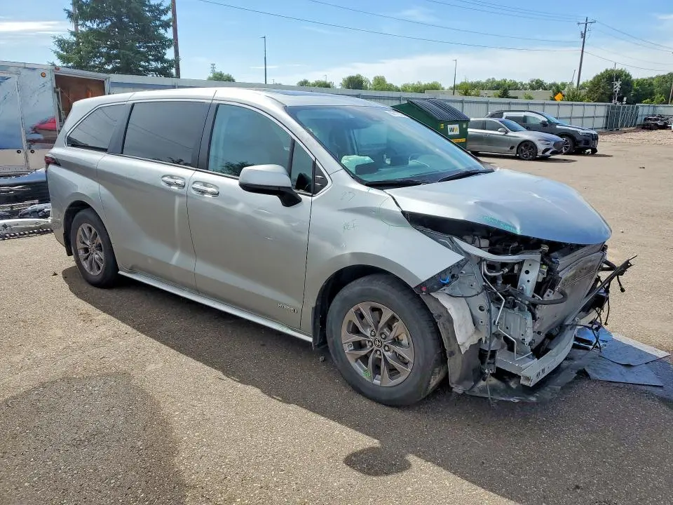 2021 TOYOTA SIENNA XLE  