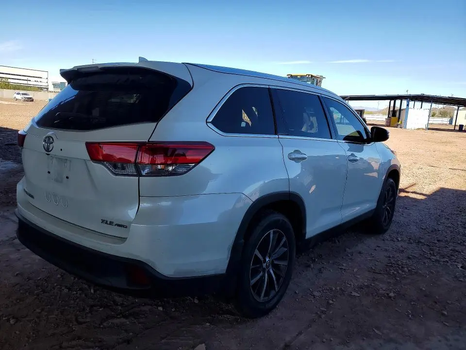 2019 TOYOTA HIGHLANDER SE  