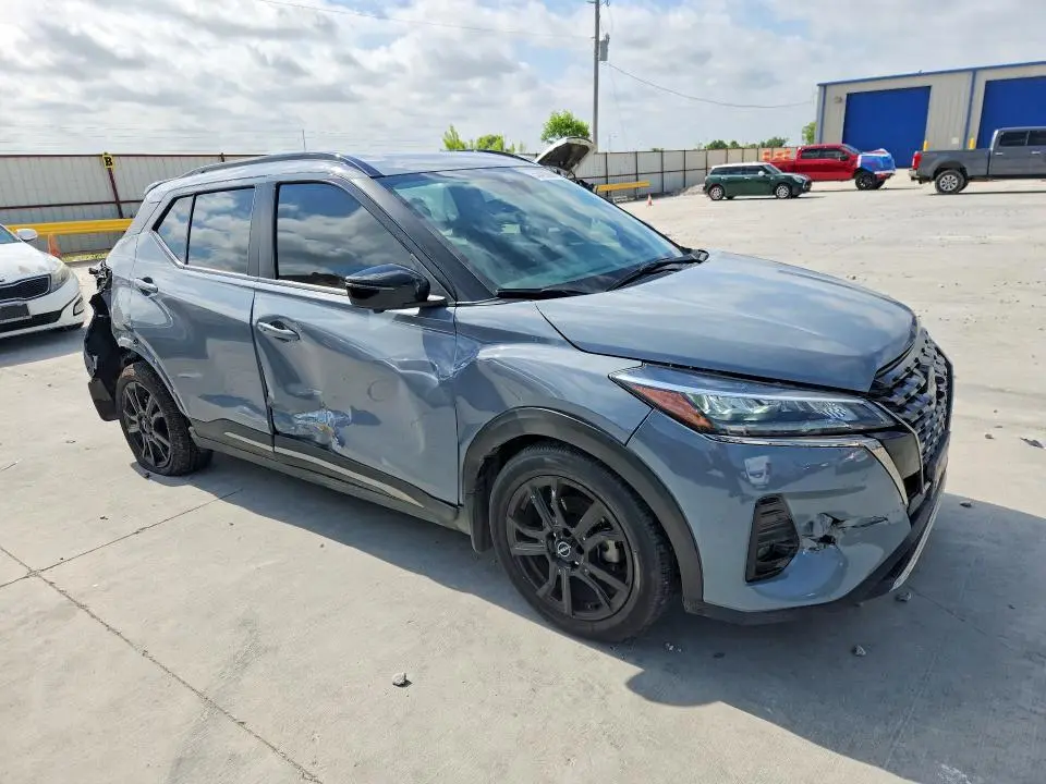 2024 NISSAN KICKS SR  