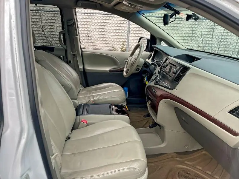 2014 TOYOTA SIENNA XLE  