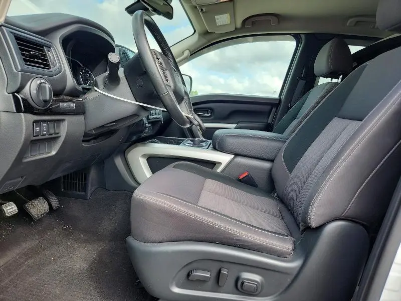 2024 NISSAN TITAN SV  