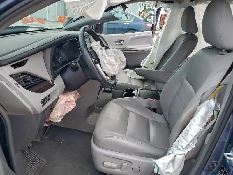 2017 TOYOTA SIENNA XLE  