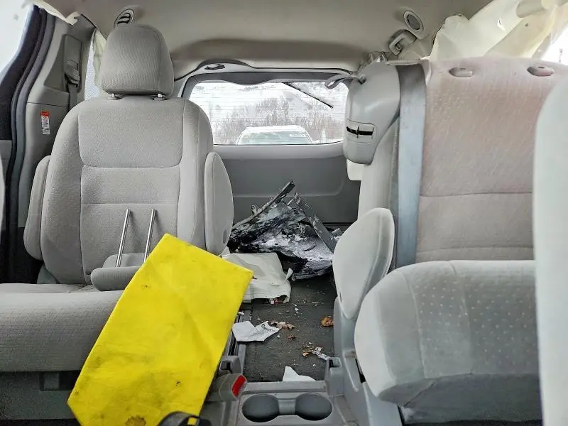 2015 TOYOTA SIENNA LE  