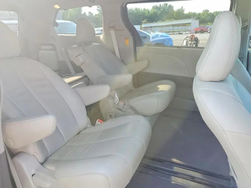 2014 TOYOTA SIENNA XLE 8-PASSENGER  