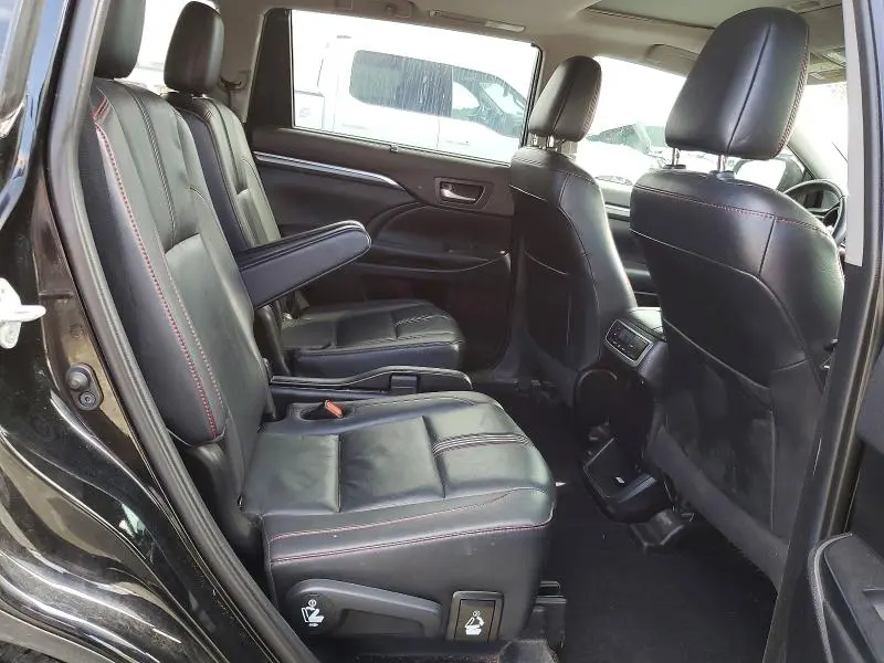 2019 TOYOTA HIGHLANDER SE  